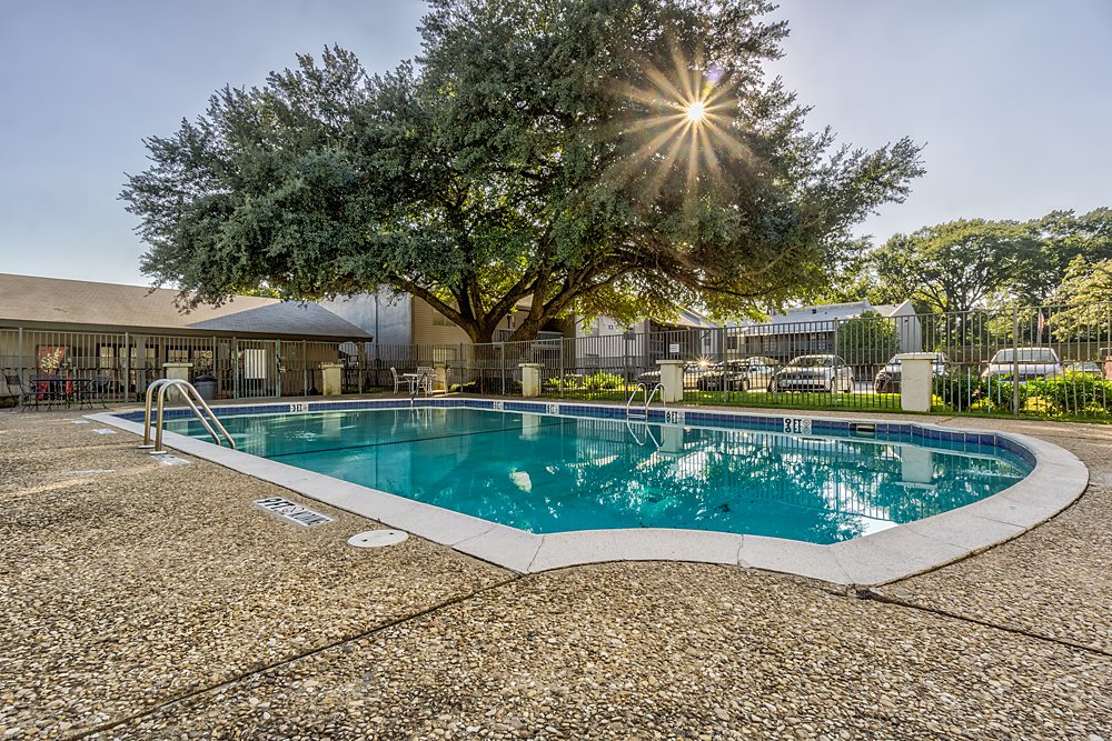 Pool - Towne Oaks East Apartments